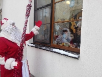 Дед Мороз приходит к детям