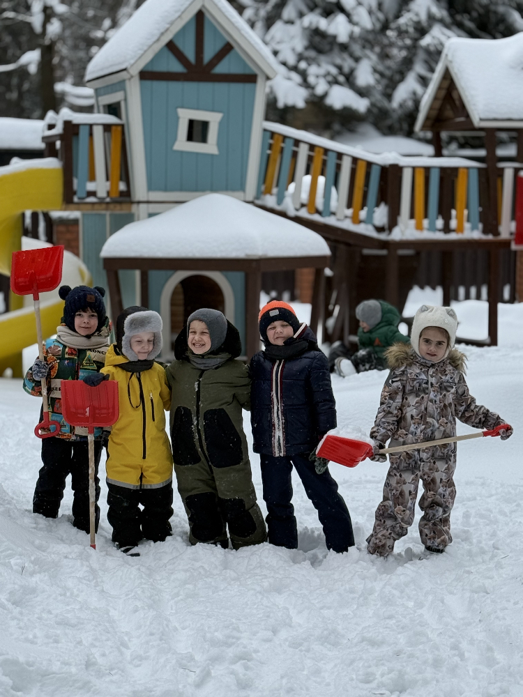 Веселье по колено: снежки, горка и подземные тайны.