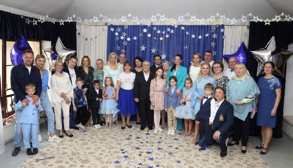 Праздник грустный и веселый, потому что скоро в школу!