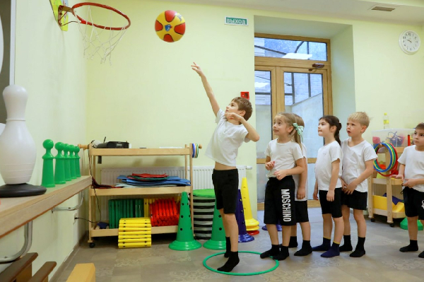 Подготовительная группа, в одну шеренгу становись! Направо-налево! Шагом марш!