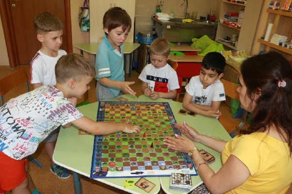Подготовительная и старшая группа сыграли в новую настольную игру «Шахматные гонки: в лесу»