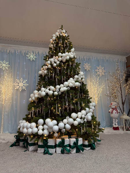 Белоснежная сказка в нашем музыкальном зале: главная ёлка украшена!