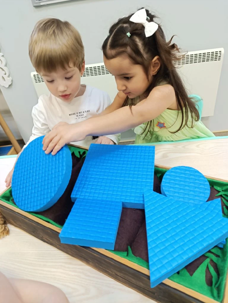 Слышать и понимать: как весенняя прогулка учит малышей слушать