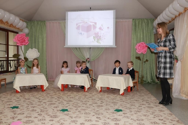 Весенний женский праздник в музыкальном кафе