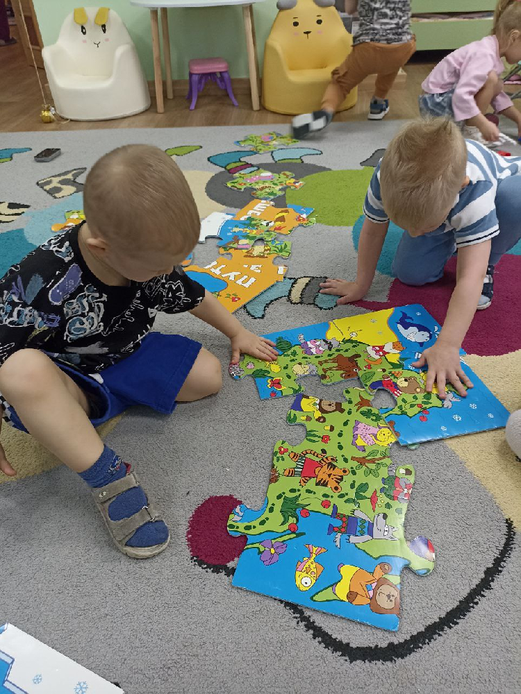 Свобода движений и развитие: секрет популярности напольных пазлов у малышей