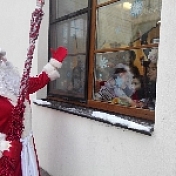 Дед Мороз приходит к детям
