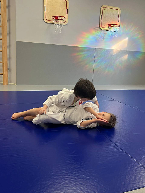 Маленькие воины: путь силы и уверенности через джиу-джитсу