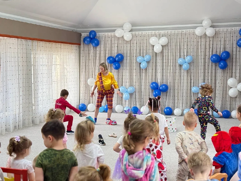 Карлсон, пижамы и море хохота: День смеха в детском саду прошёл на ура