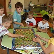 Подготовительная и старшая группа сыграли в новую настольную игру «Шахматные гонки: в лесу»
