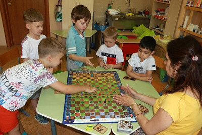 Подготовительная и старшая группа сыграли в новую настольную игру «Шахматные гонки: в лесу»