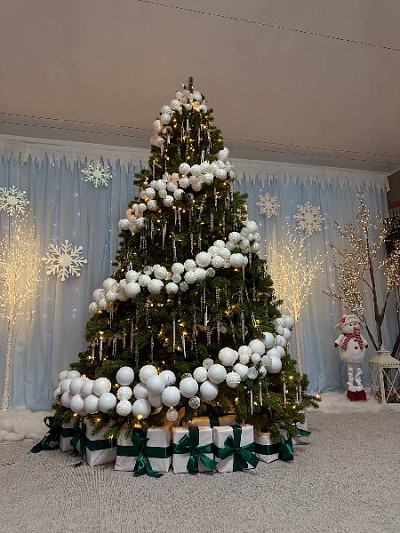 Белоснежная сказка в нашем музыкальном зале: главная ёлка украшена!