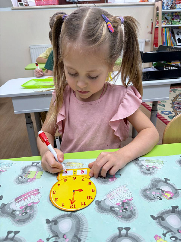 Подготовишки осваивают время: от часов до минут