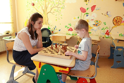 Илья и его любимый тренер по шахматам – Ольга Анатольевна